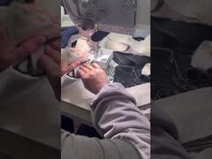 कम्प्यूटरीकृत पैड को कंधे के छेद से जोड़ना और सिलाई मशीन के किनारे को ट्रिम करना चाहिए